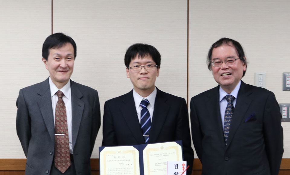 東京医科歯科大学医学研究奨励賞授与式(左から北川昌伸医学部長と日比谷秀爾医員と渡邉守理事)