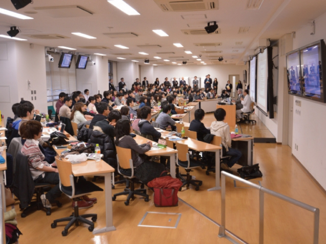 本学の特徴である医歯学融合教育（歯学部歯学科の学生との合同授業）の視察