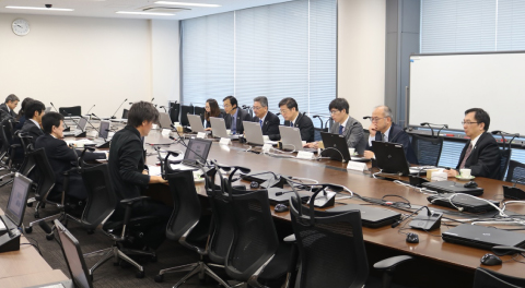 高田教授による本学医学部の説明に熱心に聞き入る国立台湾大学一行（右側）