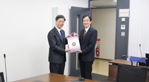 Shan-Chwen Chang医学部長（左側）と北川医学部長