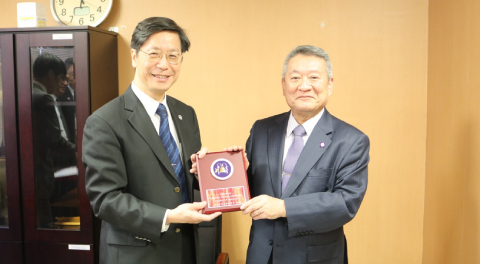 Shan-Chwen Chang医学部長（左側）と吉澤学長