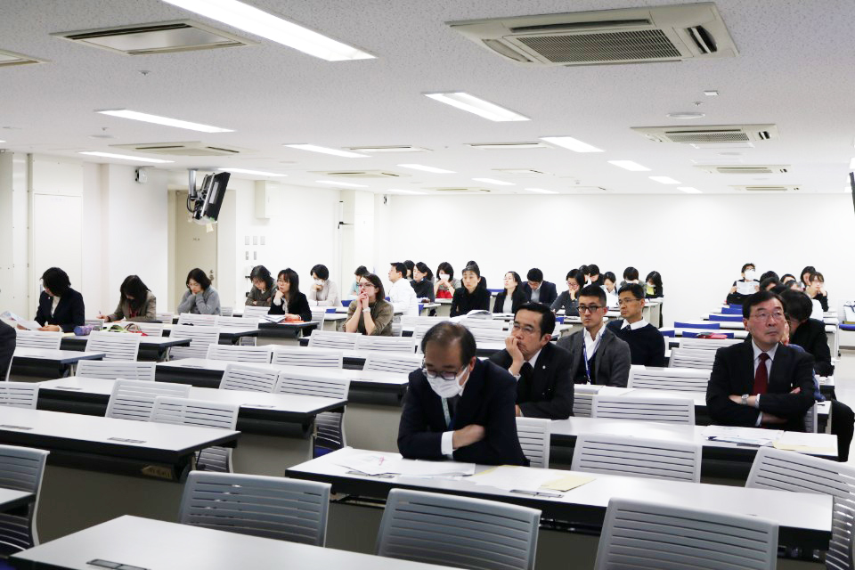 熱心に聞き入る参加者