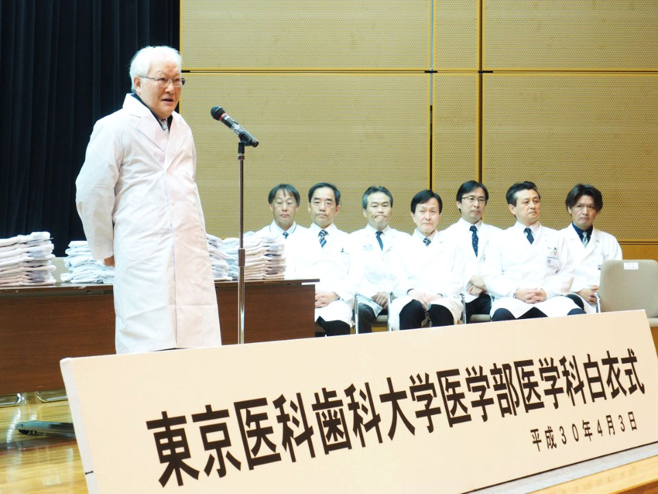 佐藤達夫医科同窓会理事長からお祝いの言葉を頂く