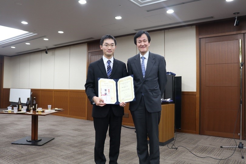 東京医科歯科大学医学研究奨励賞（左から安藤史顕特任助教、北川医学部長）