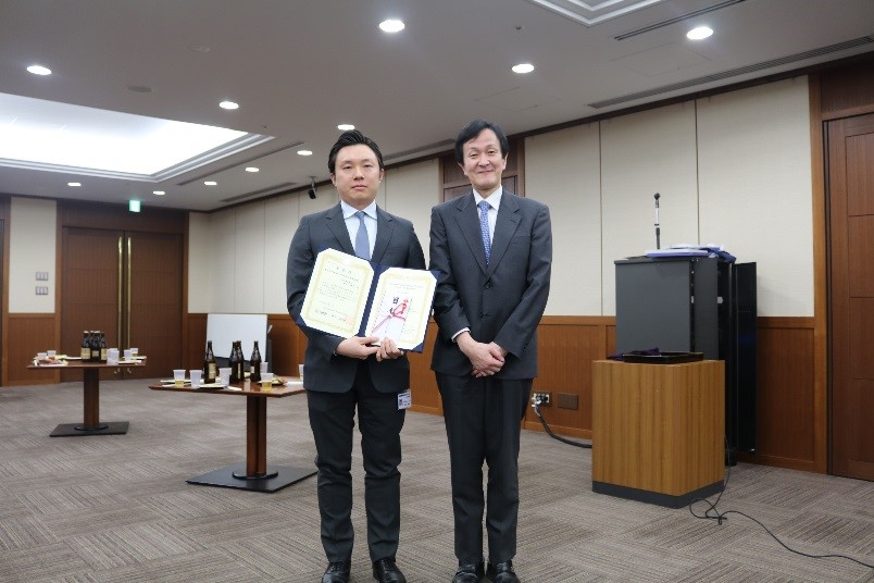 東京医科歯科大学医学研究奨励賞（左から鈴木康平特任助教、北川医学部長）