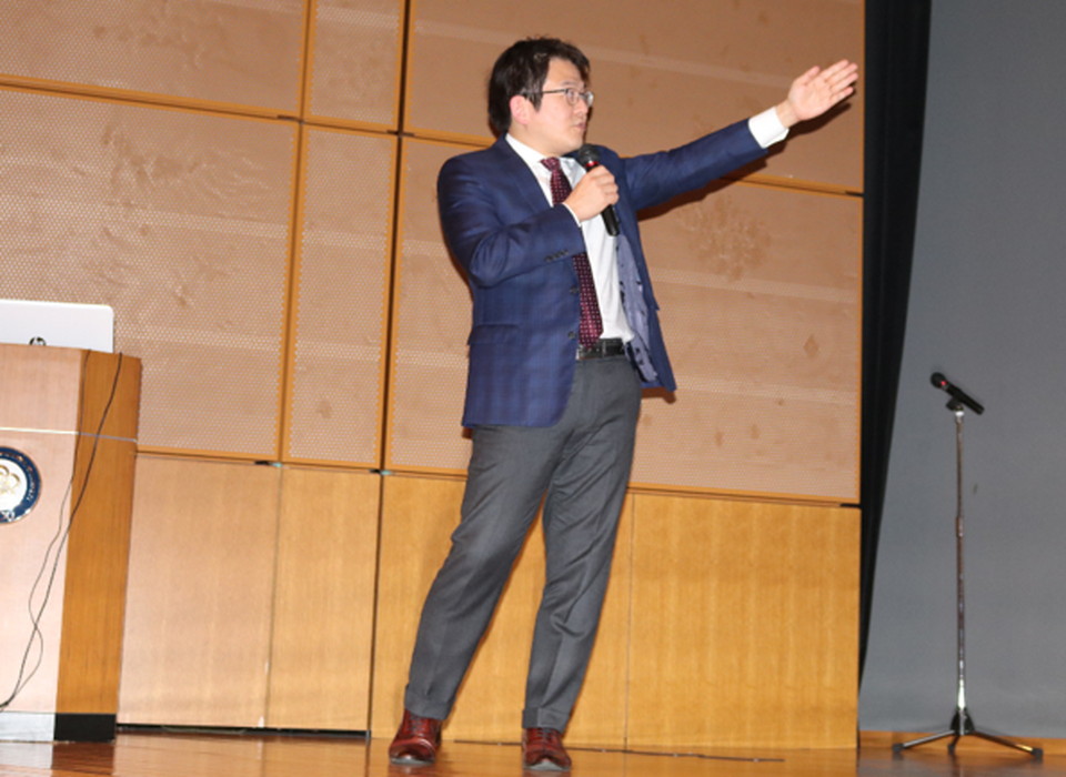 経済産業省商務・サービスグループサービス政策課長 浅野大介氏による特別講演『「未来の教室」に向けて ~第4次産業革命を活かす学び、そんな時代を生き延びるための学び~』