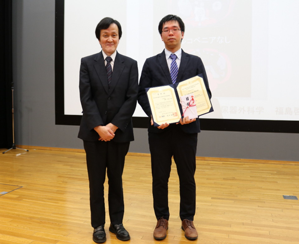 東京医科歯科大学医学研究奨励賞(左から北川医学部長、福島啓司助教)