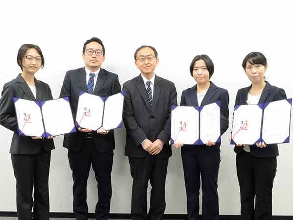 吉森 真由美特別研究員、福田 翔平助教、東田医学部長、神谷 麻理助教、川上 明希准教授