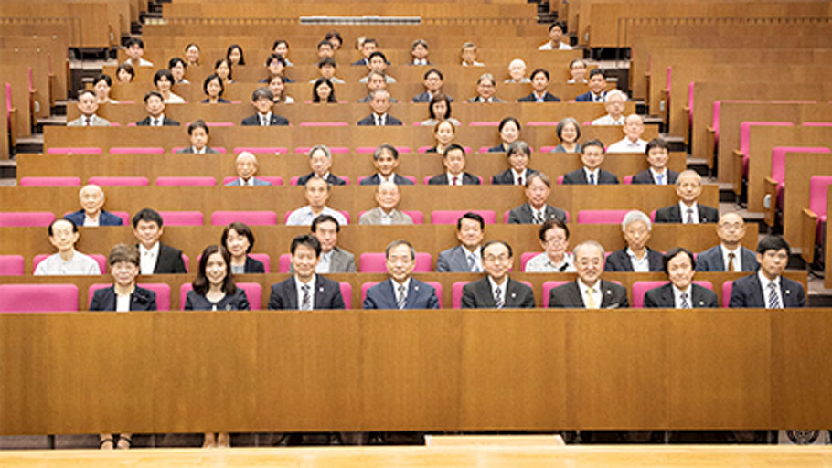 記念写真(鈴木章夫記念講堂にて)